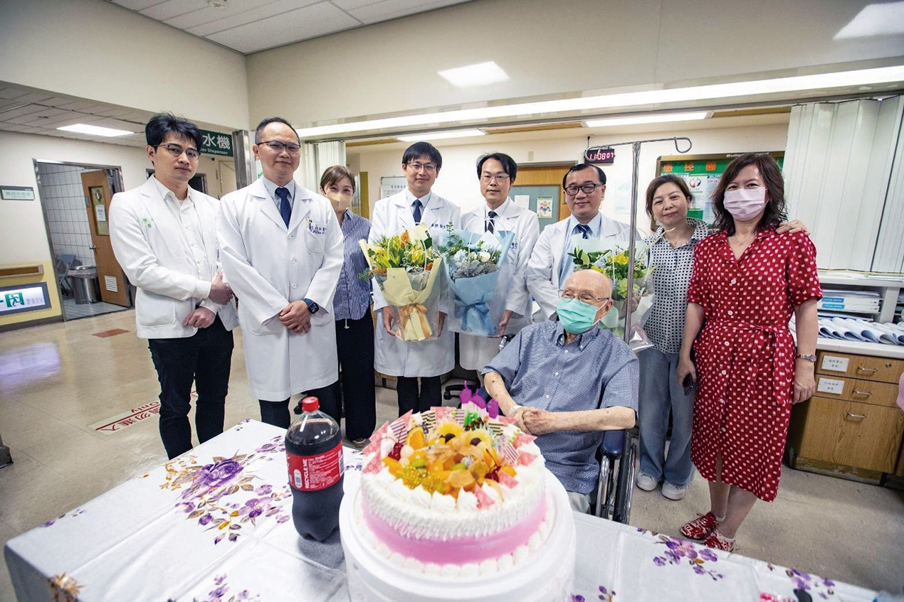 家屬感謝醫療團隊致贈花束合照0